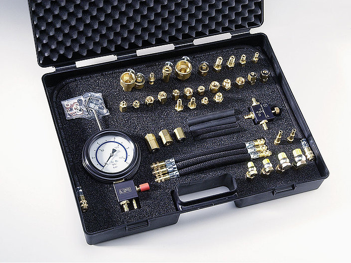 Systemdruck-Prüfgerät für Kraftstoffeinspritz-Systeme mit 30 Adaptern, im Koffer