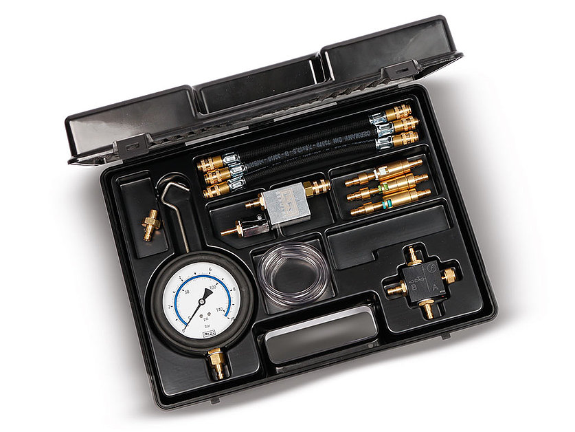 System-pressure tester for fuel injection systems 