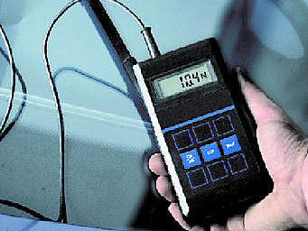Elektronisches Kraftmessgerät DKM 15 zur Überprüfung der Anpresskraft der Scheibenwischerarme