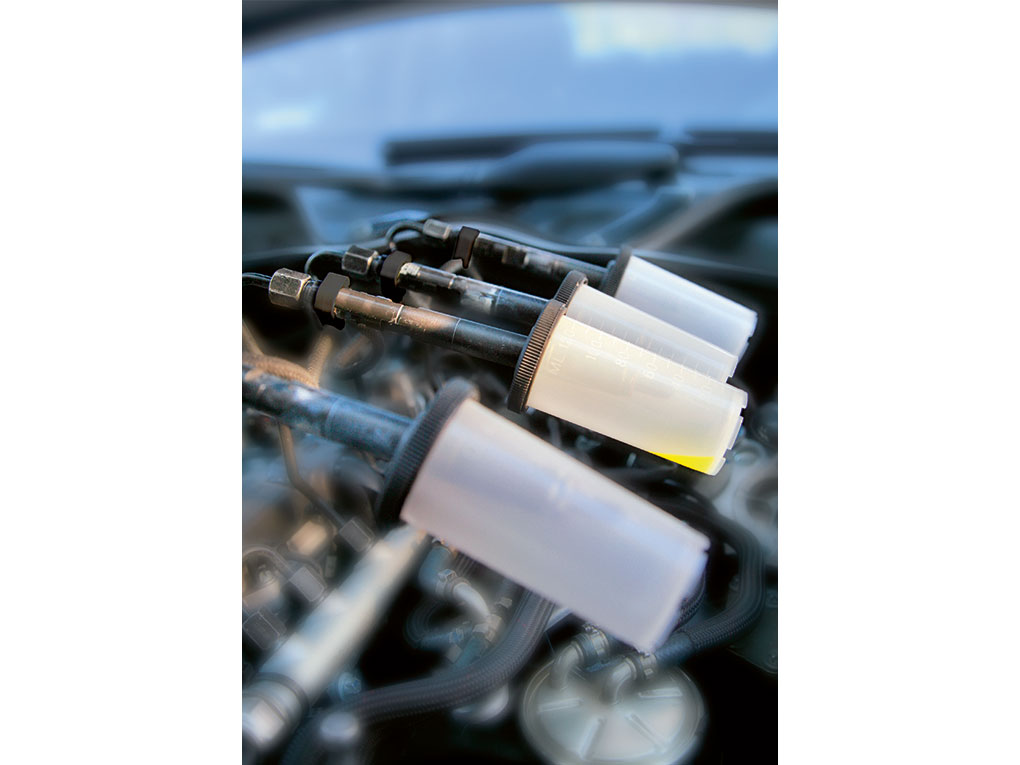 Plastic containers for determining the injection volume of common rail injectors