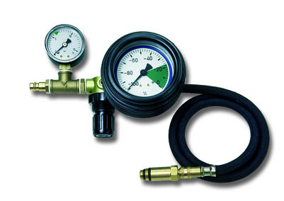 Engine pressure loss tester with additional pressure gauge for measuring the inlet pressure
